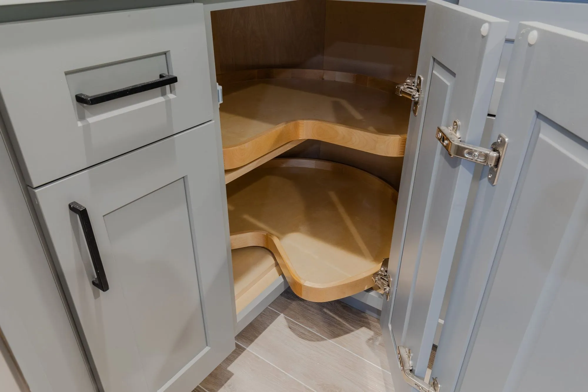 Corner base cabinet fitted with a rotating carousel shelf